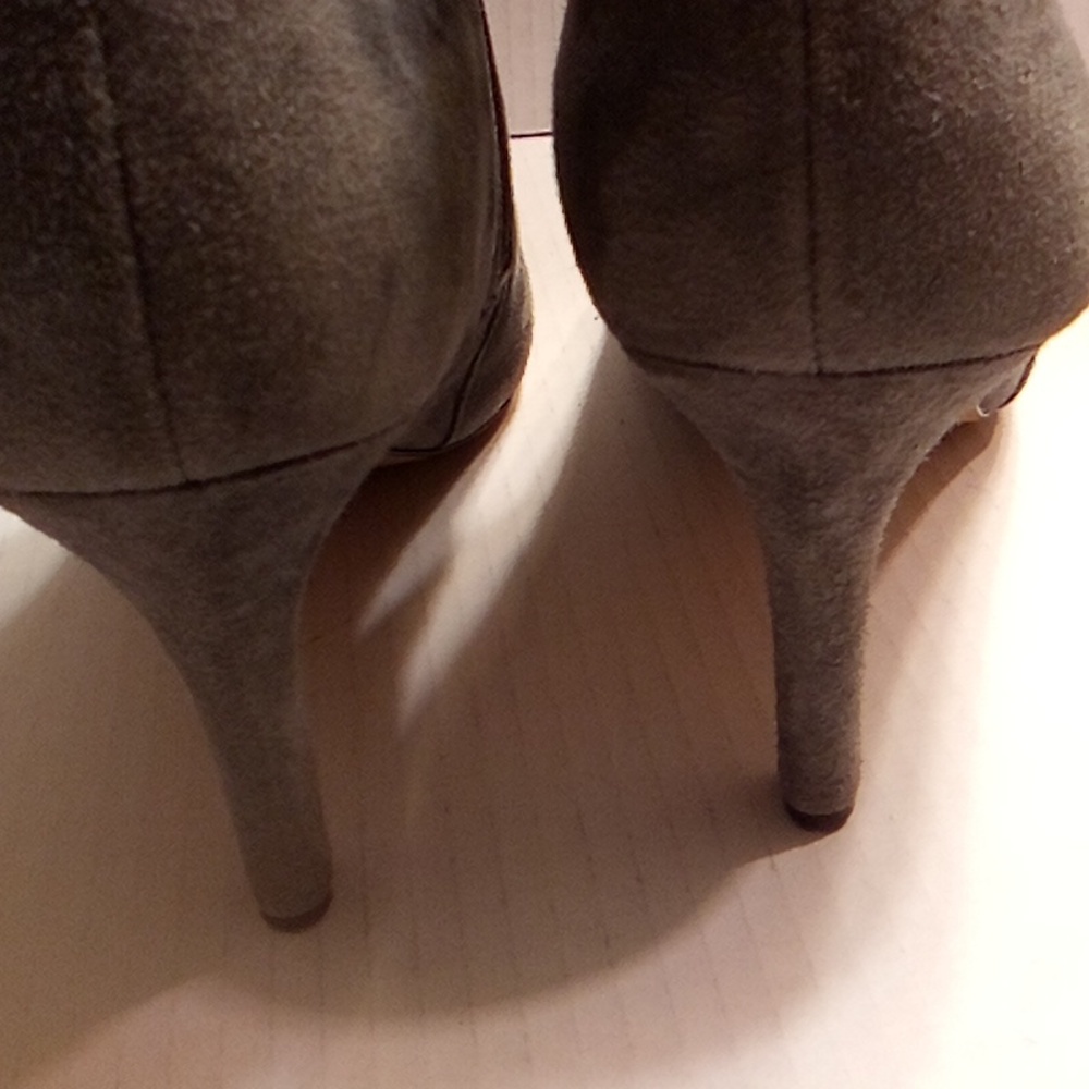 VINCE CAMUTO Women's Suede Ankle Boots - Gray THE BOOT ARE PEELED SOME INSIDE - Picture 6 of 9
